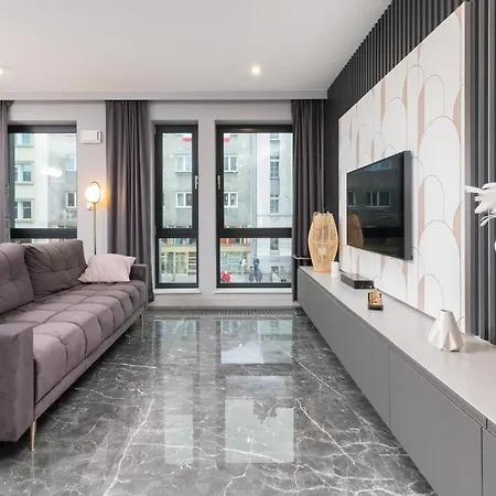 Luxurious With Two Bedrooms And Parking In By Renters Апартаменты