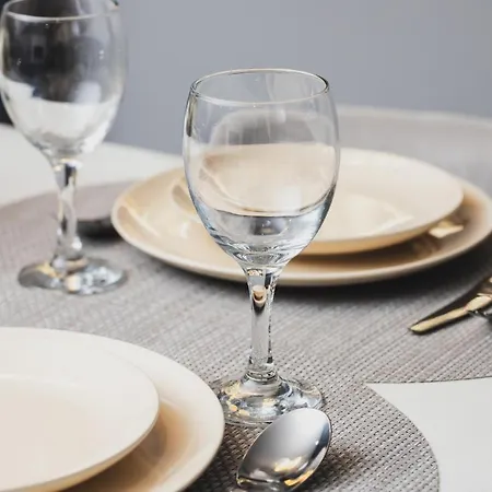 Luxurious With Two Bedrooms And Parking In By Renters Апартаменты