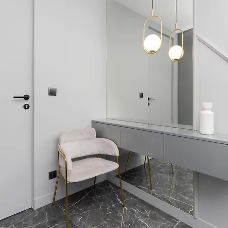 Luxurious With Two Bedrooms And Parking In By Renters Apartment *