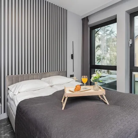 Luxurious With Two Bedrooms And Parking In By Renters Lejlighed *