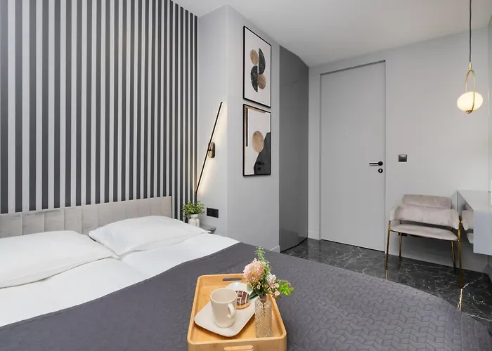 Lägenhet Luxurious With Two Bedrooms And Parking In By Renters