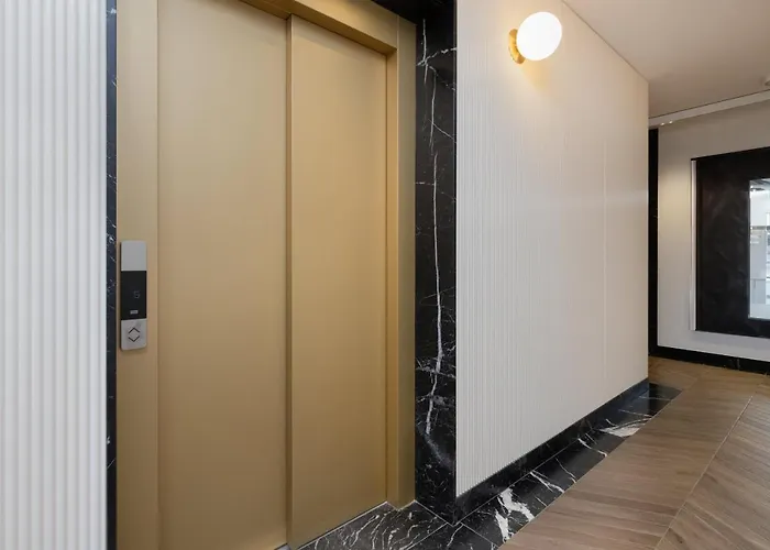 Lägenhet Luxurious With Two Bedrooms And Parking In By Renters *